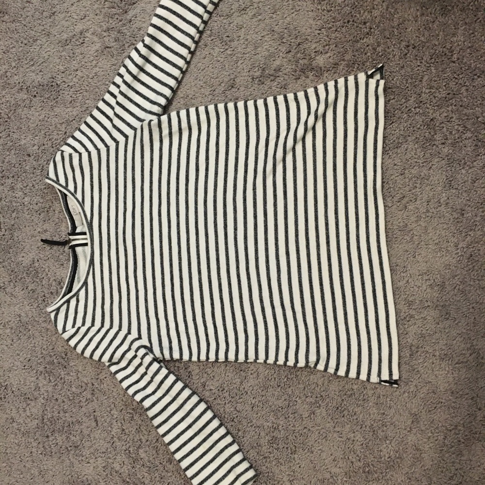 Black and white striped 3/4 sleeve shirt